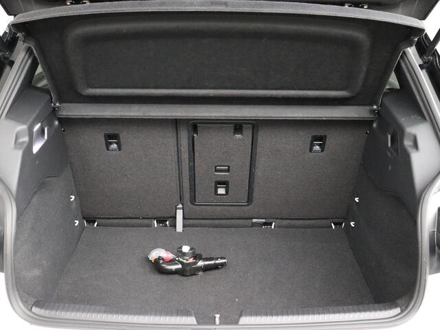 Volkswagen ID.3 First Plus 58 kWh | SoH 94,1% | Trekhaak | Navigatie | Camera!