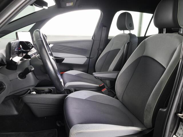 Volkswagen ID.3 First Plus 58 kWh 204 pk | Navigatie | Parkeersensoren | Achteruitrijcamera | Stoelverwarming | Apple Carplay/Android Auto | Matrix LED koplampen |