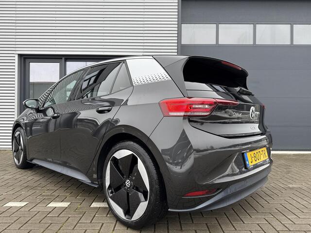 Volkswagen ID.3 First Max 58 kWh ?SOH 93.3% ?Panoramadak ?Matrix LED ?Full LED ?Stuur- Stoelverwarming ?Sfeerverlichting ?Navigatie ?Camera ?Lichtmetaal 20" ?Parkeersensoren