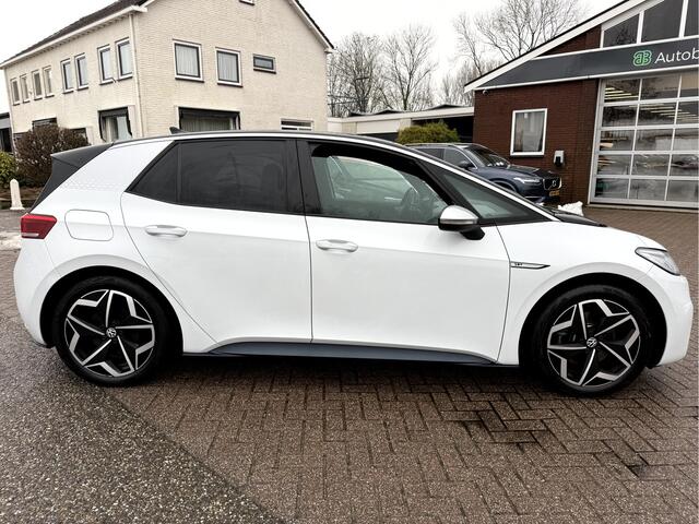 Volkswagen ID.3 First Plus 58 kWh SOH 90.7%, Camera, Trekhaak, 19''Lmv