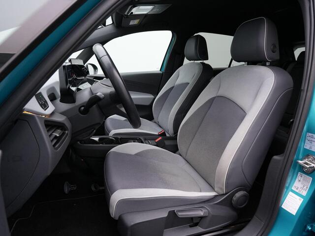 Volkswagen ID.3 First Plus 58 kWh 204 pk | Trekhaak | IQ Light | Stuur-/stoelverwarming | Achteruitrijcamera | Adaptive Cruise