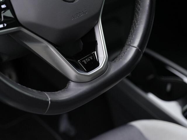 Volkswagen ID.3 First Plus 58 kWh 204 pk | Trekhaak | IQ Light | Stuur-/stoelverwarming | Achteruitrijcamera | Adaptive Cruise