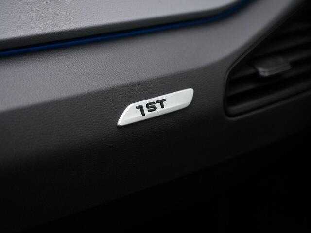 Volkswagen ID.3 First Plus 58 kWh 204 pk | Trekhaak | IQ Light | Stuur-/stoelverwarming | Achteruitrijcamera | Adaptive Cruise