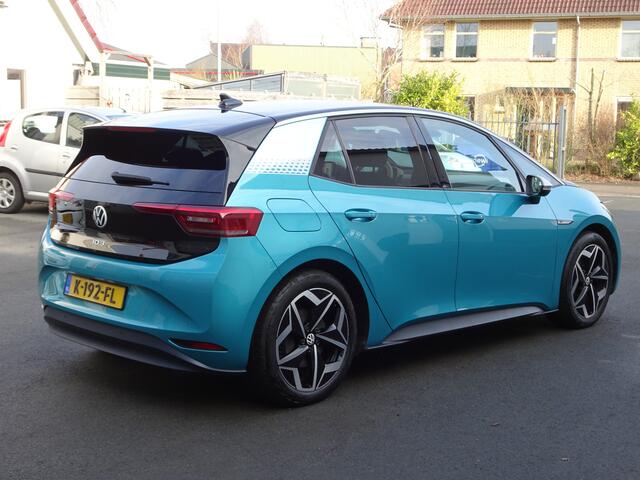 Volkswagen ID.3 First Plus 58 kWh Automatische airco, navigatie, achteruitrijcamera, trekhaak, parkeersensoren, wit stuur, enz.