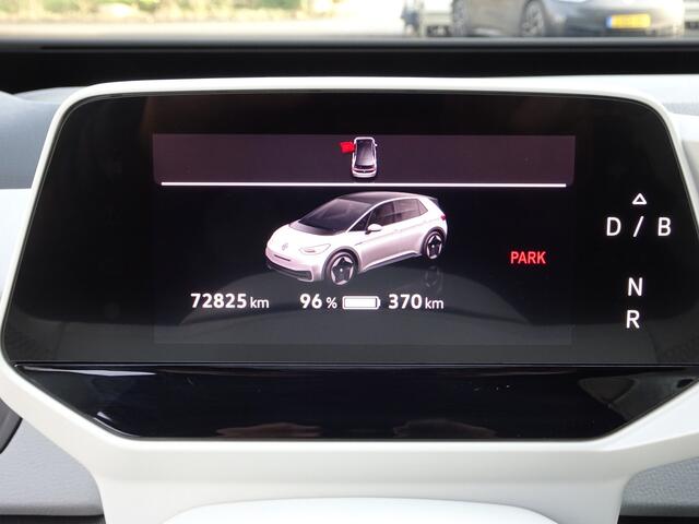 Volkswagen ID.3 First Plus 58 kWh Automatische airco, navigatie, achteruitrijcamera, trekhaak, parkeersensoren, wit stuur, enz.