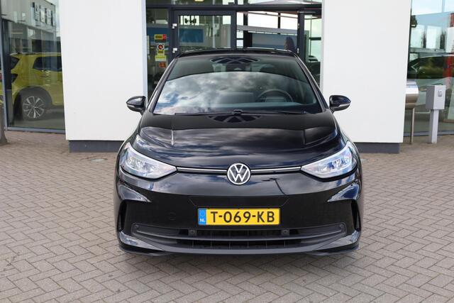 Volkswagen ID.3 Pro Business 58 kWh 204PK / 150kW, 58KWh Accu, 19" LMV met 4 seizoenenbanden, comfort pakket, stoelverwarming voor, assistance pakket (met camera), privacy glas, variable laadvloer, keyless access, adaptieve cruise control (acc) etc.