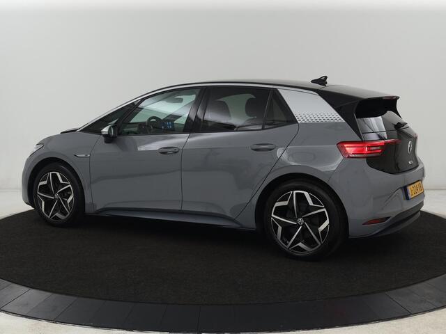 Volkswagen ID.3 First Plus 58 kWh | Trekhaak | Stoel & stuurverwarming | Camera | Adaptive cruise | Sfeerverlichting | Carplay | Matrix LED | Parkeerhulp | Climate control