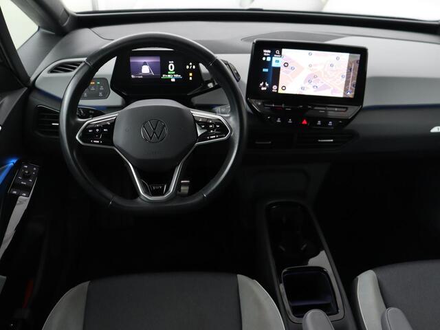 Volkswagen ID.3 First Plus 58 kWh | Trekhaak | Stoel & stuurverwarming | Camera | Adaptive cruise | Sfeerverlichting | Carplay | Matrix LED | Parkeerhulp | Climate control