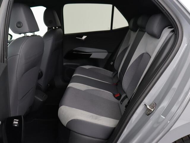 Volkswagen ID.3 First Plus 58 kWh | Trekhaak | Stoel & stuurverwarming | Camera | Adaptive cruise | Sfeerverlichting | Carplay | Matrix LED | Parkeerhulp | Climate control