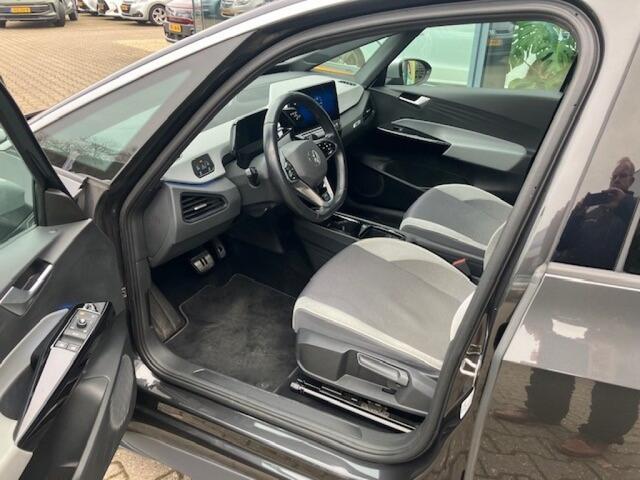 Volkswagen ID.3 First Plus 58 kWh - stoelverwarming - navi - camera - IQ light