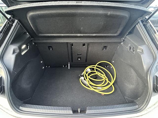 Volkswagen ID.3 First Plus 58 kWh | SoH 93% | Dealer Onderhouden | Winter Pack | Navi+Camera