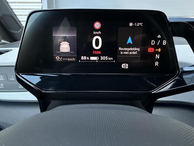 Volkswagen ID.3 First Plus 58 kWh ?SOH 92.7% ?Rijklaarprijs ?Matrix LED ?Full LED ?Alcantara ?Sfeerverlichting ?Navigatie ?Camera ?Lichtmetaal 19" ?Parkeersensoren