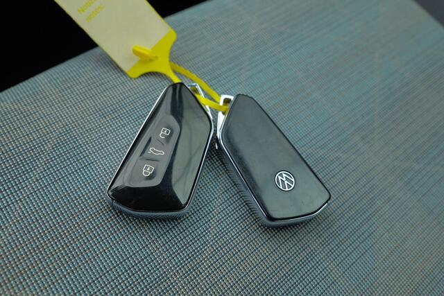 Volkswagen ID.3 Pure 45 kWh | 19" Licht metaal | 4x nieuwe all-season banden | Carplay