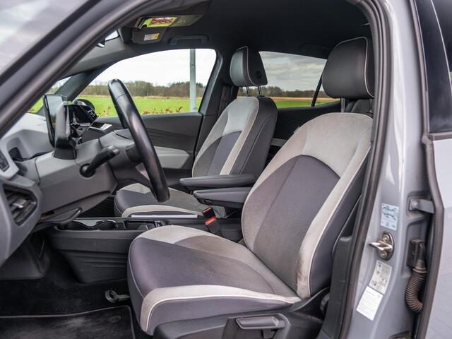 Volkswagen ID.3 First Plus 58 kWh Aut | ECC | Stoelverw | Camera's | Stuurverw | Sport pack 19" LM | CarPlay | Etc..