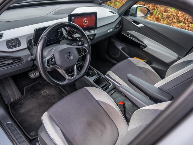 Volkswagen ID.3 First Plus 58 kWh Aut | ECC | Stoelverw | Camera's | Stuurverw | Sport pack 19" LM | CarPlay | Etc..