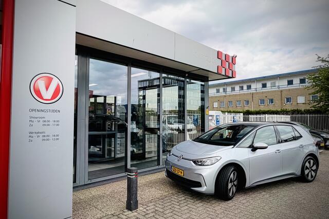 Volkswagen ID.3 Pure Oranje Edition 52 kWh | TREKHAAK | STOEL-STUURVERWARMING