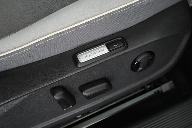 Volkswagen ID.3 First Max 204pk 58 kWh Trekhaak Panoramadak Matrix LED Camera Stoelverwarming Navigatie
