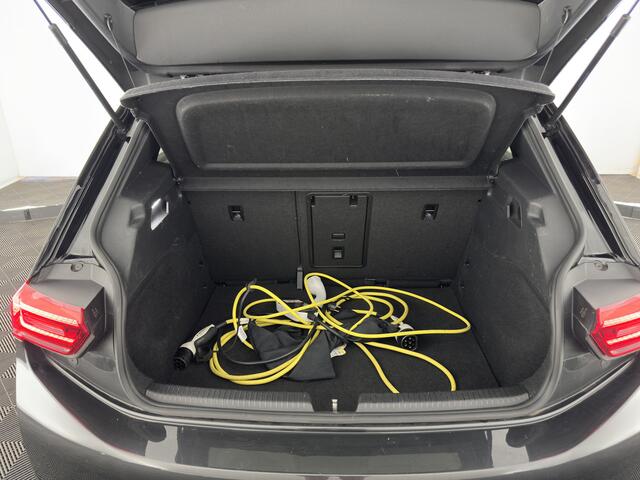 Volkswagen ID.3 First Plus 58 kWh [ 3-Fase-11kW] {SoH-88%} (INCL-BTW) Aut. *FULL-LED | HEATED-COMFORTSEATS | CAMERA | DIGI-COCKPIT | NAVI-FULLMAP | KEYLESS | PRIVACY-GLASS | AMBIENT-LIGHT | ECC | PDC | CRUISE | 19''ALU*