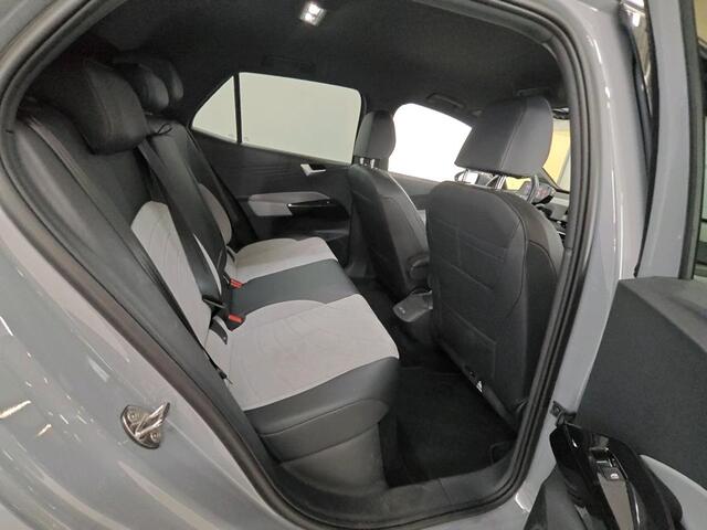 Volkswagen ID.3 Pro Edition Advantage 58 kWh / Navigatie / Achteruitrijcamera / Voorstoelen Verwarmbaar / 18''LMV