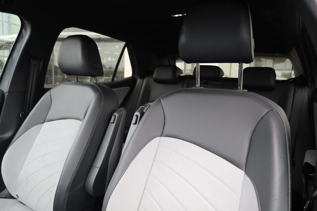 Volkswagen ID.3 Pro 59 kWh elektrisch verstelbare ErgoActive bestuurdersstoel met geheugen- en massagefunctie, achteruitrijcamera (Rear View), navigatie 19" 'Wellington' LMV, keyless entry, adaptieve cruise control (ACC) met Travel Assist, privacy glas, parkeerassistent (Park Assist), verwarmbare voorstoelen, verwarmbaar multifunctioneel lederen stuurwiel, draadloze telefoonlader, Android Auto & Apple Carplay etc.