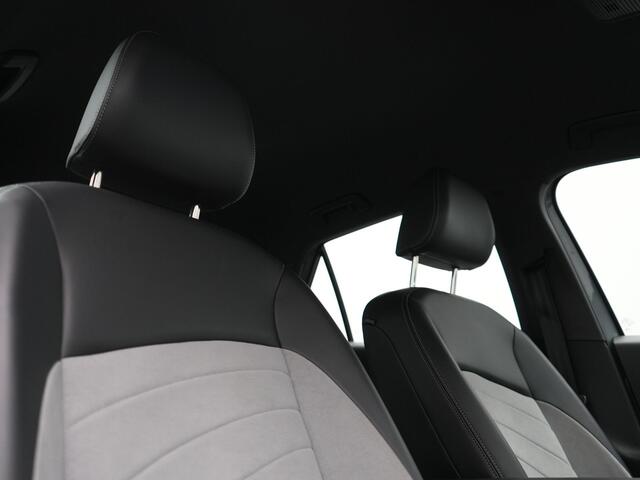Volkswagen ID.3 Pro S 77 kWh 204pk Dealer O.H. | Adaptive Cruise | Camera | Warmtepomp | Keyless | Stuur Verwarmd | Sfeerverlichting | Apple Carplay | DAB | 19"L.M | Park Assist |