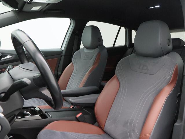 Volkswagen ID.4 First 77 kWh 205 Pk | LED-verlichting | Leder/Alcantara | Adaptive Cruise | Camera | CarPlay | Zwarte Hemel | 20 Inch | 40.702 Km