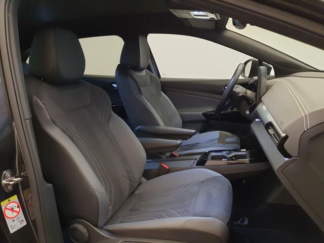 Volkswagen ID.4 Pro 77 kWh 204pk Wegklapbare trekhaak, Panoramadak, 360 camera, IQ.Light