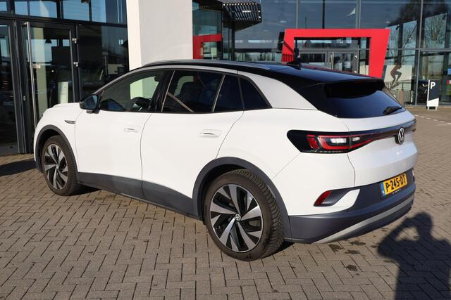 Volkswagen ID.4 First 77 kWh 150/204PK, 77KWH Accu, wegklapbare trekhaak, achteruitrijcamera, privacy glas, leder / alcantara, style interieur en exterieur pakket, navigatie, stoel en stuurwielverwarming, ACC, 20" LMV met 4 seizoenen banden