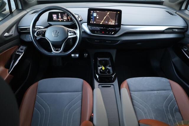 Volkswagen ID.4 First 77 kWh 150/204PK, 77KWH Accu, wegklapbare trekhaak, achteruitrijcamera, privacy glas, leder / alcantara, style interieur en exterieur pakket, navigatie, stoel en stuurwielverwarming, ACC, 20" LMV met 4 seizoenen banden