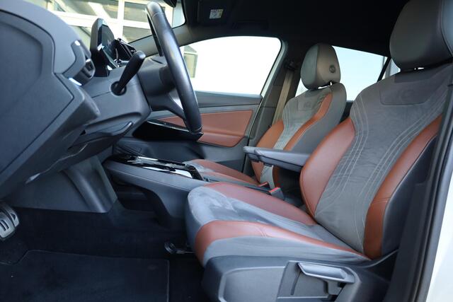 Volkswagen ID.4 First 77 kWh 150/204PK, 77KWH Accu, wegklapbare trekhaak, achteruitrijcamera, privacy glas, leder / alcantara, style interieur en exterieur pakket, navigatie, stoel en stuurwielverwarming, ACC, 20" LMV met 4 seizoenen banden
