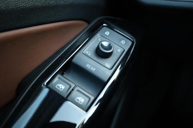 Volkswagen ID.4 First 77 kWh 150/204PK, 77KWH Accu, wegklapbare trekhaak, achteruitrijcamera, privacy glas, leder / alcantara, style interieur en exterieur pakket, navigatie, stoel en stuurwielverwarming, ACC, 20" LMV met 4 seizoenen banden