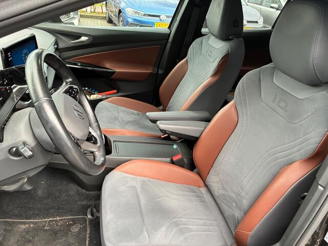 Volkswagen ID.4 First 77 kWh 204PK / Warmtepomp / Achteruitrijcamera / LED / Stuur + Stoelverwarming / App-Connect