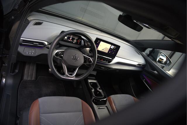 Volkswagen ID.4 First 77 kWh | Stoelverwarming | Stuurverwarming | Trekhaak | Warmtepomp | Adaptive Cruise Control | Navigatie | Apple Carplay | Keyless | Camera | Parkersensoren |