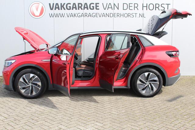Volkswagen ID.4 Pure 52kWh ELEKTRISCH. Serieus nette en mooie VW ID.4 ! Autm. airco dual, stoelverwarming, LM wielen met AllSeason banden, metallic lak Two tone, trekhaak, LED verlichting, parkeersensoren, navigatie, telefoonvoorb., leer/alcantara bekleding etc.