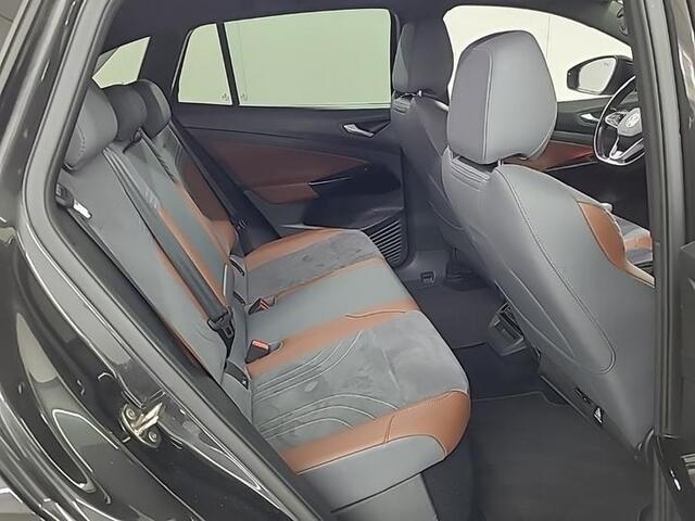 Volkswagen ID.4 FIRST 77 kWh I AUTOMAAT I TREKHAAK I WARMTEPOMP I P-CAMERA I STOELVERWARMING