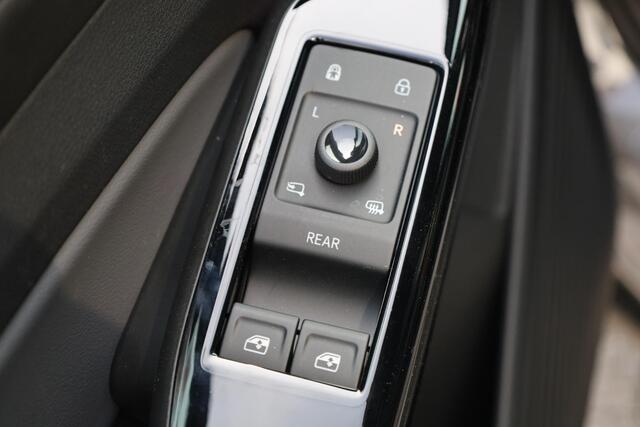 Volkswagen ID.4 Pro Limited Edition 77 kWh Black Pack leder / alcantara achteruitrijcamera navigatie stoel en stuurwiel verwarming 19" LMV keyless enntry ACC