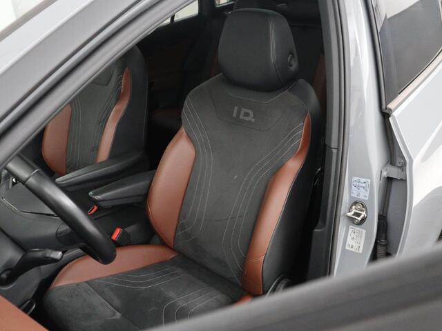 Volkswagen ID.4 Family 77 kWh | SOH 91,3% | Panoramadak | Leder/alcantara | Stuur/stoel verwarming | Sfeerverlichting | Carplay | Adaptive cruise | Camera | Park assist | Trekhaak