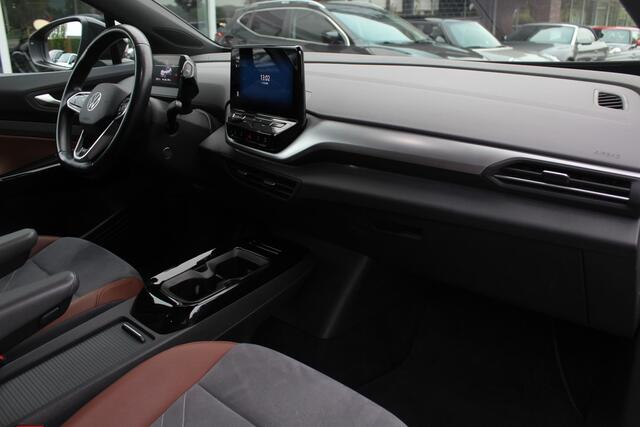 Volkswagen ID.4 Life 77 kWh / SOH 93,9% / Trekhaak / Camera / Apple CarPlay / DAB / 20'' / LED / Alcantara / Stoelverwarming / ACC