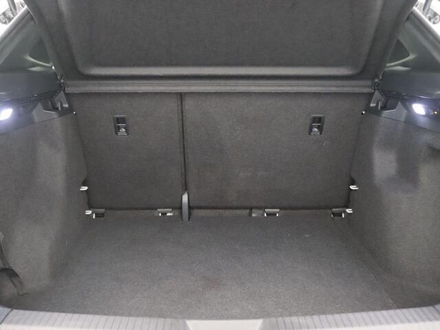 Volkswagen ID.4 Pro 77 kWh 204PK Aut. Panoramadak, Trekhaak, Matrix LED-Verlichting, Keyless, Stoel-Stuurverwarming, Parkeersensoren voor en Achter, 19" LM Velgen