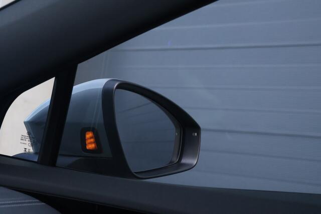Volkswagen ID.4 Pro 77 kWh Pano/IQ.Light Matrix /360/HUD/DCC/Keyless/Stoelverw./Dodehoek/Wegkl. trekhaak/SOH 96,62%/19"