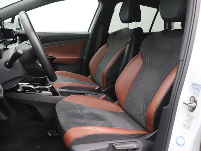 Volkswagen ID.4 Pro Advantage 77 kWh 204PK Aut. SOH 94,16%, Panoramadak, Trekhaak, Matrix LED Verlichting, Achteruitrijcamera, 19" LM Velgen