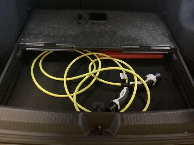 Volkswagen ID.5 Pro 77 kWh | Stoel- en stuurwielverwarming | Achteruitrijcamera | 20 inch velgen | Getint glas | Navigatie