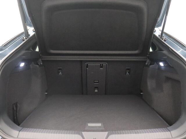 Volkswagen ID.5 Pro Business Advantage 77 kWh 204PK SOH 96,5%, Panoramadak, Trekhaak, Matrix LED-Verlichting, 20" LM Velgen, Head-Up Display