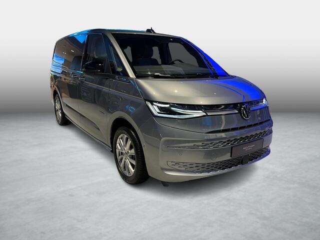 Volkswagen MULTIVAN Bedrijfswagens Bulli L2 1.5 Ehybrid 180kW 245 pk DSG 4 motion | Versterkte kunststof vloerbedekking in houtlook | Multifunctionele verschuifbare tafel in passagiersruimte | Navigatiesysteem '' Discover Pro'' | Privacy Plus glas (90%) vanaf B-stijl |