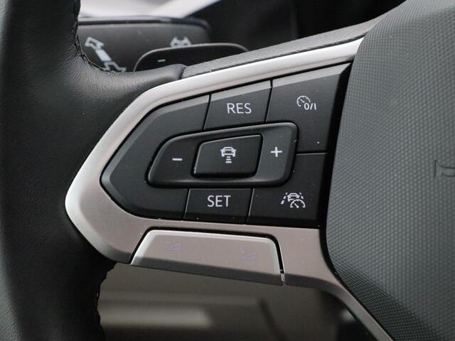 Volkswagen MULTIVAN 1.4 eHybrid 218 Pk Automaat L2H1 Style 7 Persoons | Panorama dak | Trekhaak | Stoelverwarming | Camera | CarPlay | Navigatie | 17 Inch | 19.071 Km !!