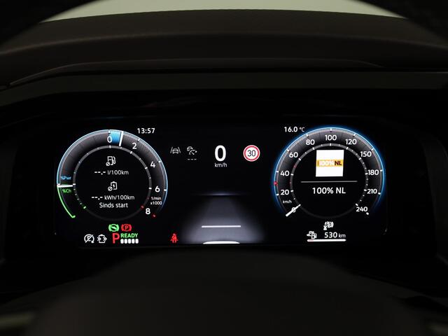 Volkswagen MULTIVAN 1.5 eHybrid L2 Economy Business 4Motion | 7 Zits | Zwenkbare Trekhaak | Navigatie | Achteruitrij Camera | Parkeer hulp | 65% getinte ruiten achter |