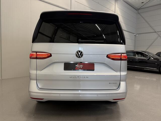 Volkswagen MULTIVAN 1.4 eHybrid Life 7p. TREKHAAK/ACC/CAMERA/ELECTR.SCHUIFDEUREN/17"/CARPLAY/STOEL+STUURVERW/ELECTR.A.KLEP/PRIVACY/REFLEXSILBER/VOLLEDIG VW DEALER HISTORIE