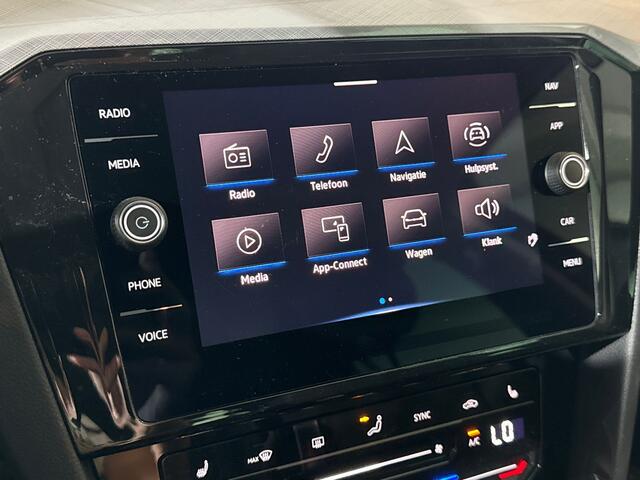 Volkswagen PASSAT Variant 1.5 150pk TSI Business / Parkeersensor voor en achter / Navigatiesysteem / Voorstoelen verwarmbaar