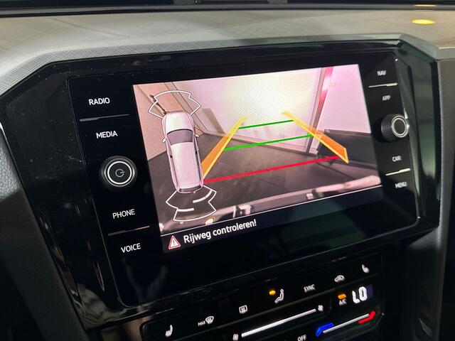 Volkswagen PASSAT Variant 1.5 150pk TSI Business / Parkeersensor voor en achter / Navigatiesysteem / Voorstoelen verwarmbaar