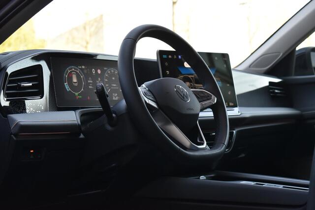 Volkswagen PASSAT Variant 1.5 eTSI Business Lane ACC Massage Camera